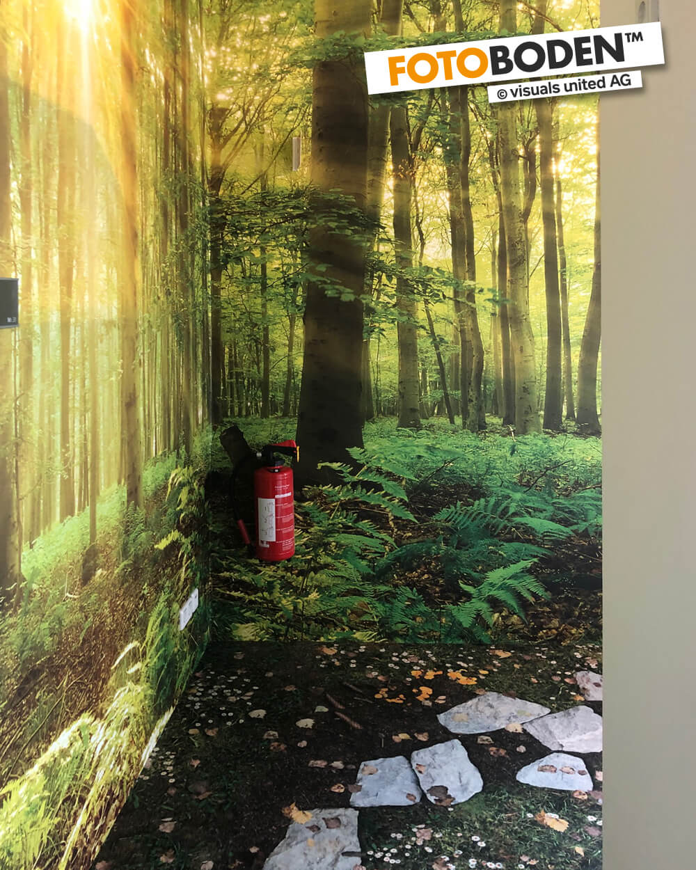 Individuell bedruckter Vinylboden - FOTOBODEN™ - Waldboden fotorealistisch gedruckt mit FOTOTAPETE, Blick in den Wald, passend zum Boden.