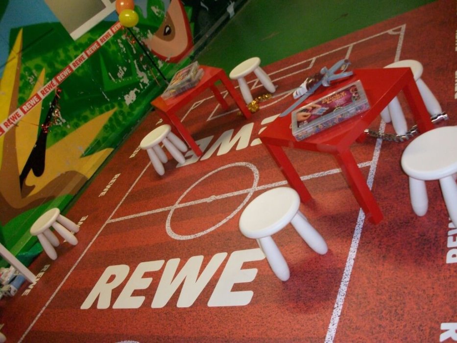 Indoor Kinderspielplatz Bodenwerbung