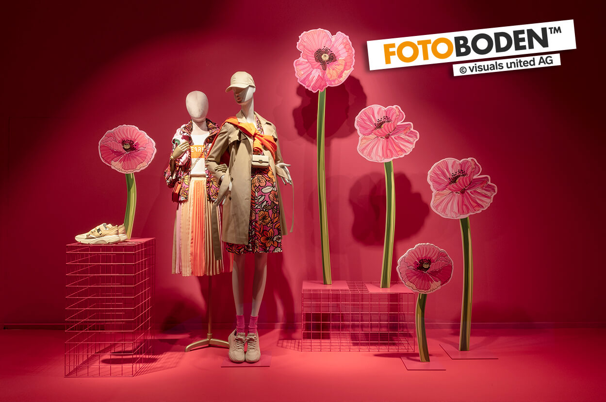 Schaufenster mit FOTOBODEN™ Ton in Ton. Pinker Boden, pinke Wand und Pinke Blumen.