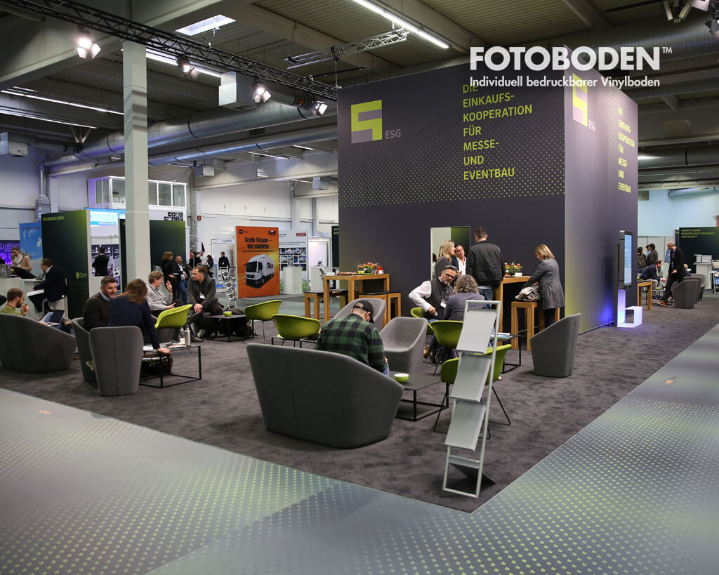 ESG Messestand mit FOTOBODEN™ gang