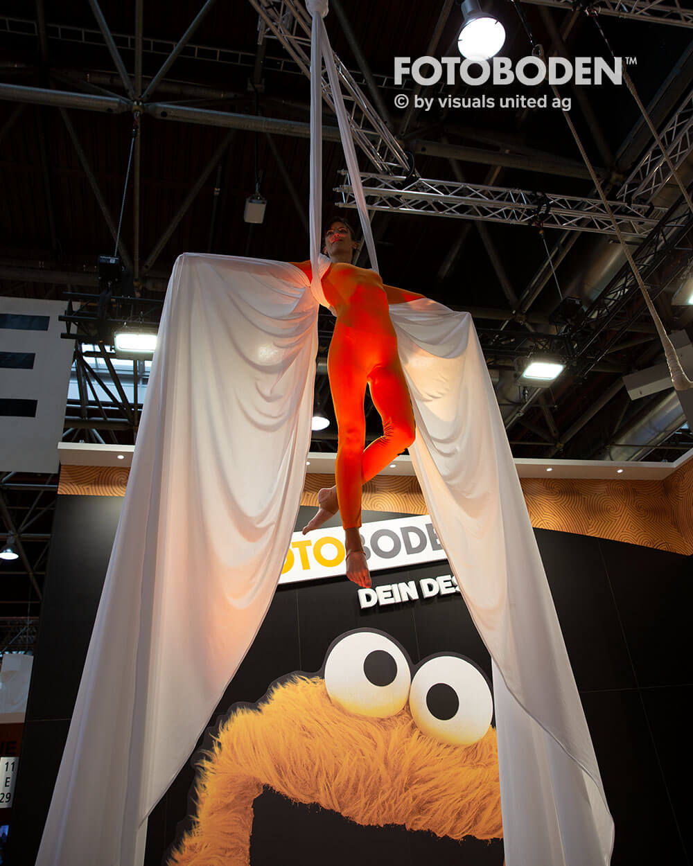 Luftartistin am FOTOBODEN™ Messestand