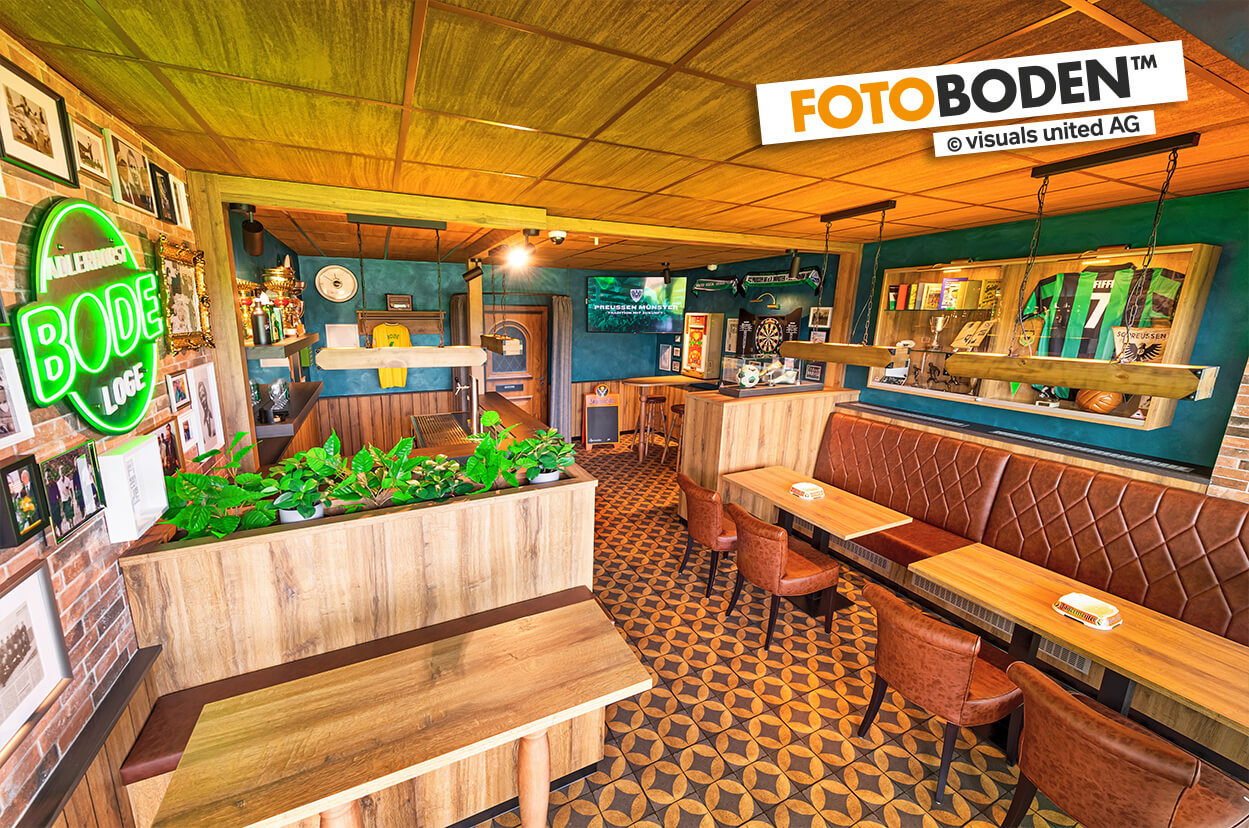 FOTOBODEN™ - Individuell bedruckter Vinylboden, bedruckt mit goldenen antiken Betonfliesen in einer Bar.