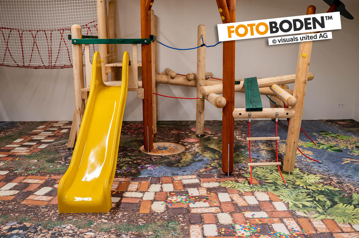 Indoor Spielplatz mit individuell bedrucktem FOTOBODEN™ im Märchenwald-Design auf dem Euroflex Fallschutzsystem von Kraiburg.