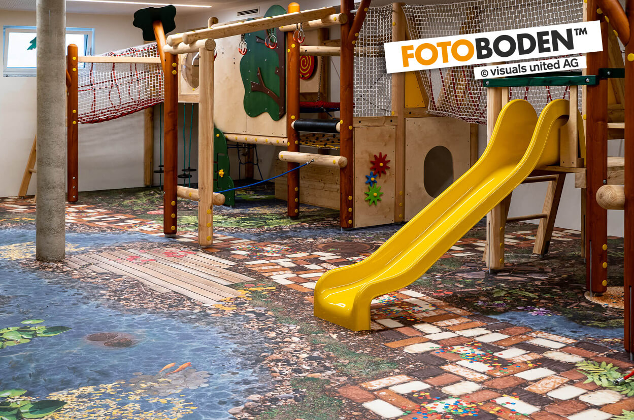 Indoor Spielplatz mit individuell bedrucktem FOTOBODEN™ im Märchenwald-Design auf dem Euroflex Fallschutzsystem von Kraiburg.