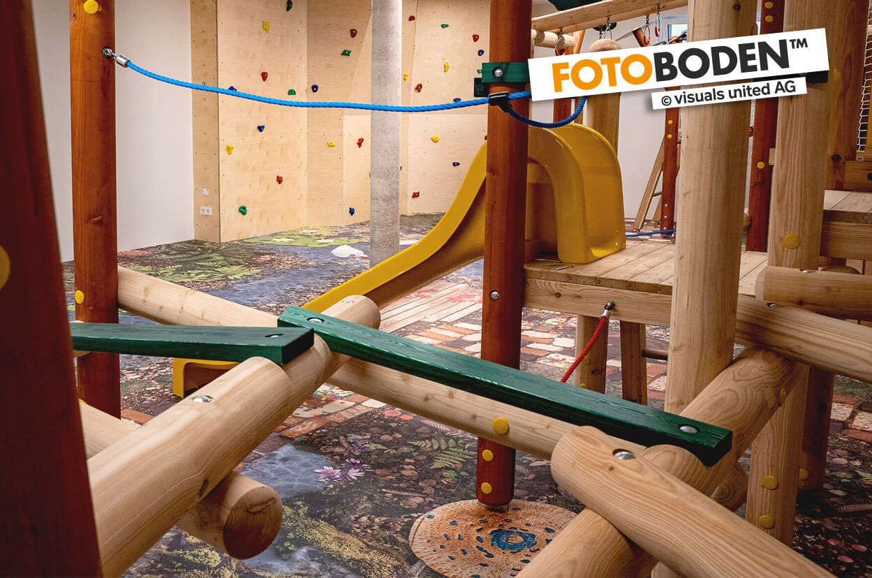 Indoor Spielplatz mit individuell bedrucktem FOTOBODEN™ im Märchenwald-Design auf dem Euroflex Fallschutzsystem von Kraiburg.